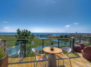 Outdoor dining with curved cable railing on deck