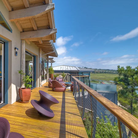 Curved Cable Railing on modern home deck by the ocean